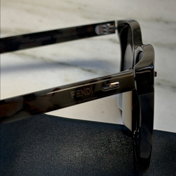 Fendi Gray Tortoise Unisex Sunglasses full inclusion worn once - Picture 6 of 16